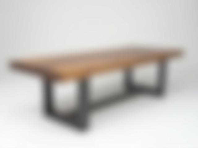 Et færdigt spisebord i industrielt design med træplade og metalben